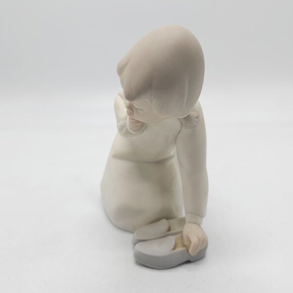 Lladro Porcelain Figurine Girl Kneeling Shoes Soft Matte Finish Handmade #4523 - Picture 2 of 7